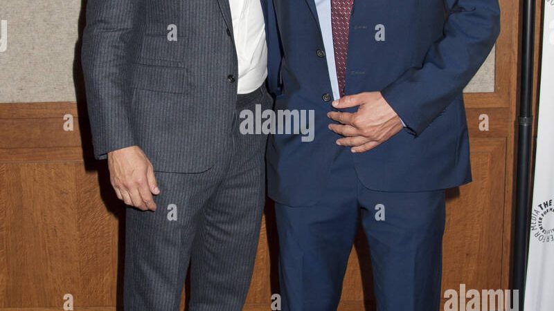 轻奢风装修的色彩搭配以黑白灰为基础，搭配金色、银色等金属色。以下是一些建议：